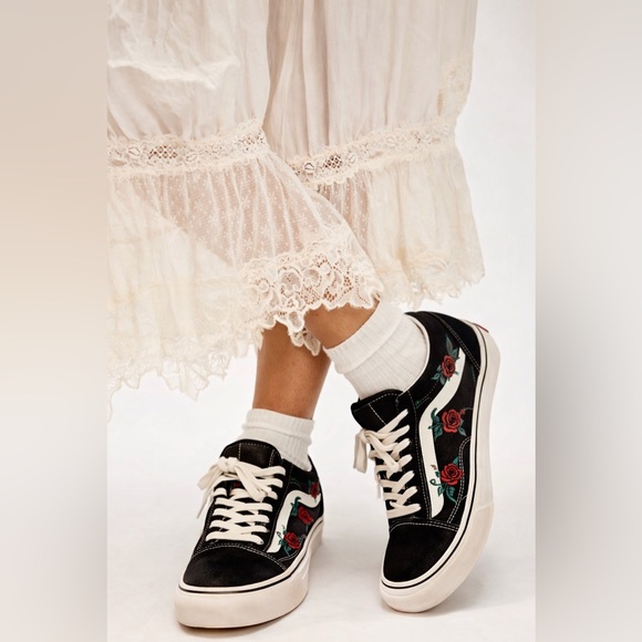 Vans Shoes - Vans Old Skool Rose Embroidered Black M9 W10.5 Rare